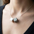 Collar Doble Cube - Hormigón y Plata